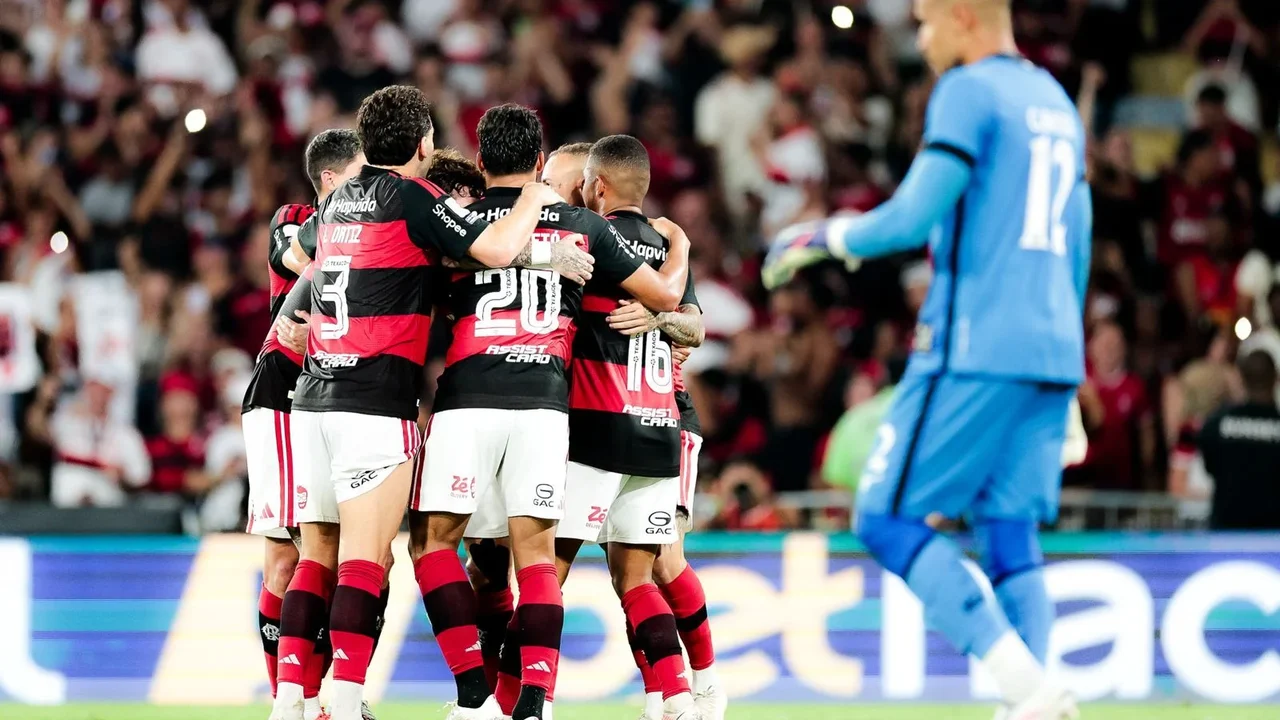 Flamengo se aproxima do líder ao vencer o Botafogo