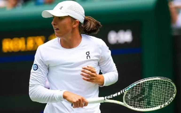 Iga Swiatek arrasa na estreia em Cincinnati; atual campeão, Borna Coric leva virada