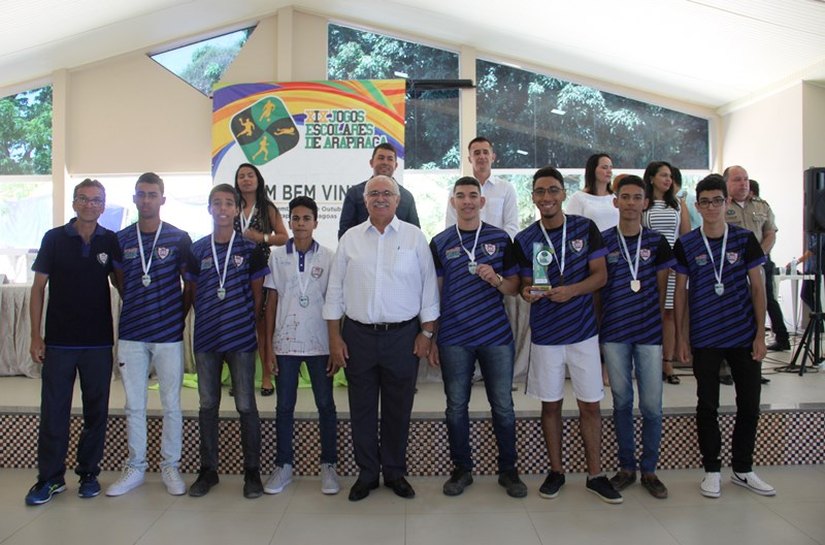 Durante solenidade, Rogério premia os campeões do XIX Jogos Escolares