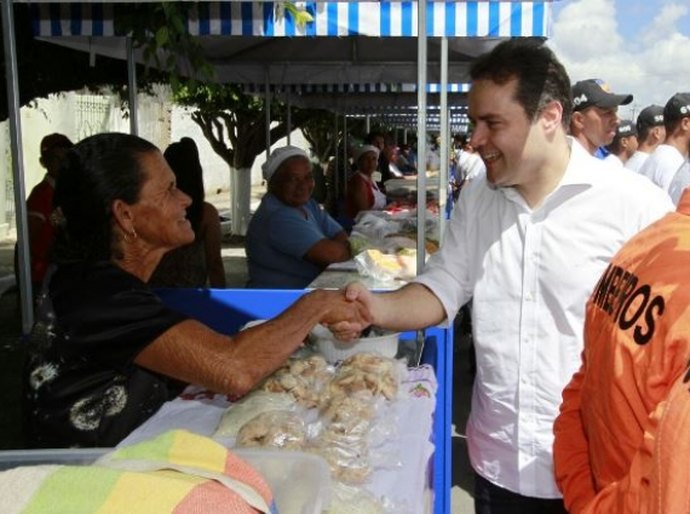 Renan Filho abre Governo Presente fomentando a cadeia produtiva do coco