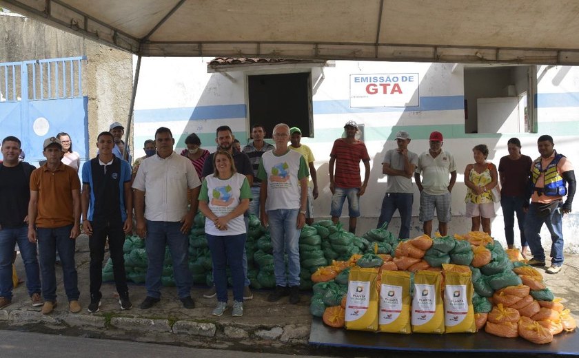 Prefeitura de Anadia distribui sementes para cerca de 200 agricultores