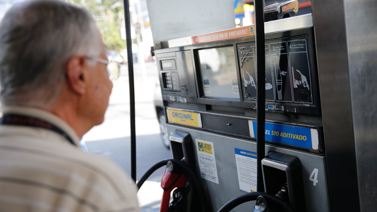 Governo prorroga subvenção de R$ 2,12 ao diesel por mais um mês