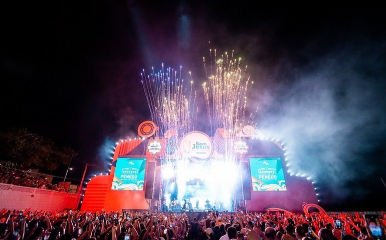 Shows em Penedo emocionam plateia e lotam arena no 1º dia da Festa de Bom Jesus