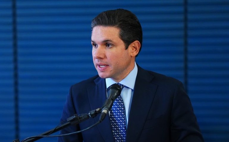 Motta é vaiado por professores em cerimônia com Lula no Rio e ouve gritos de 'sem anistia'