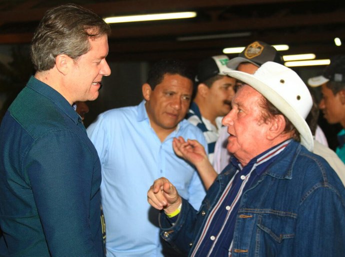 Ministro Marx Beltrão é homenageado em Vaquejada de Palmeira dos Índios