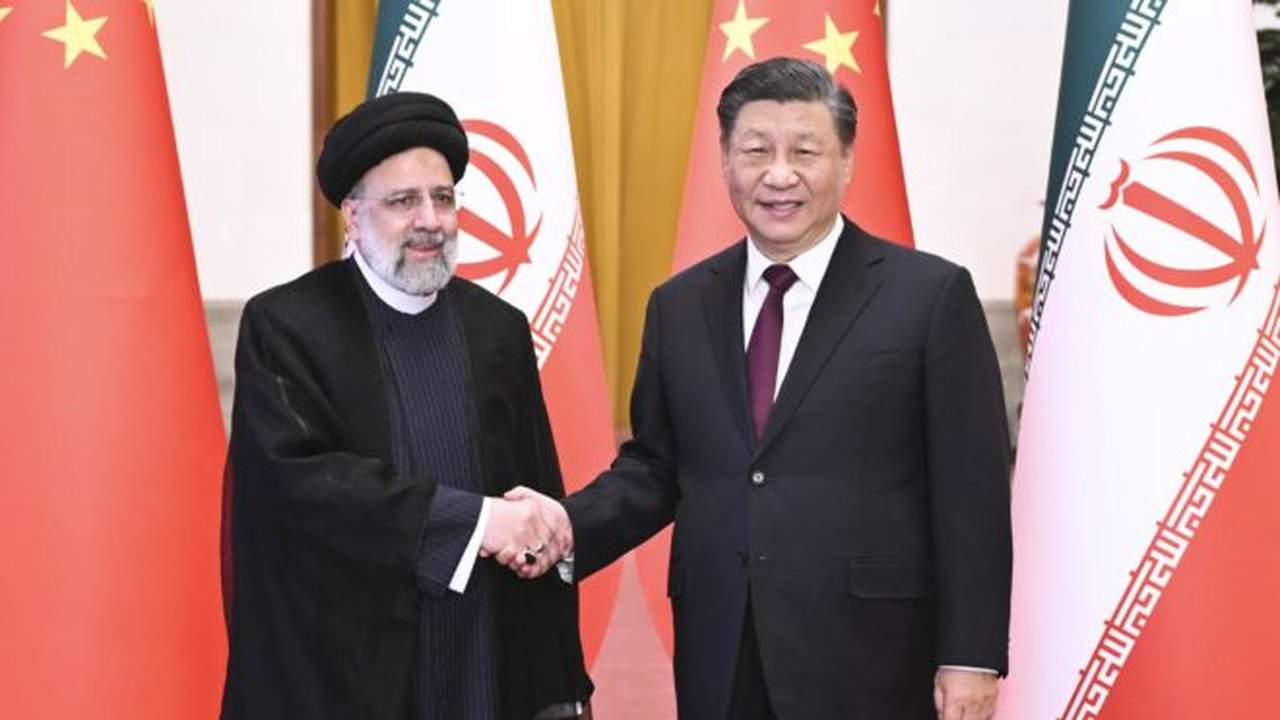 China promete manter fortalecimento da cooperação bilateral com o Irã, em reunião de ministros