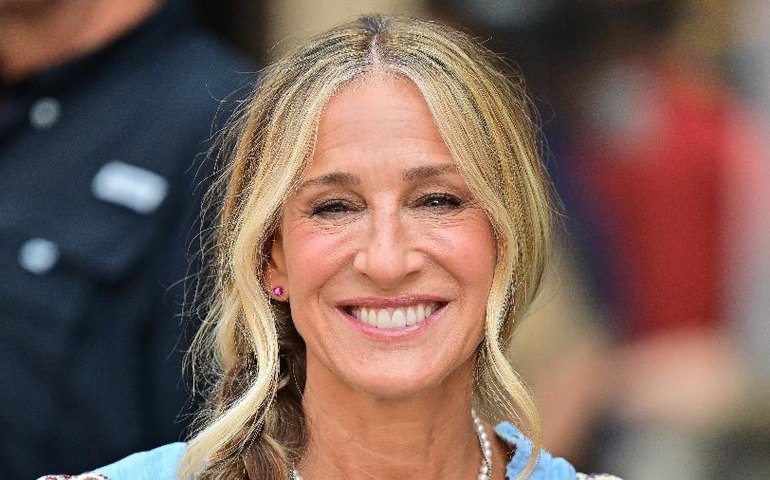 Sarah Jessica Parker confessa em entrevista que não gosta de se olhar no espelho