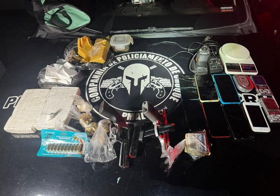 Companhia de Choque da PM apreende armas de fogo, munições e mais de 3 Kg de drogas no Jacintinho