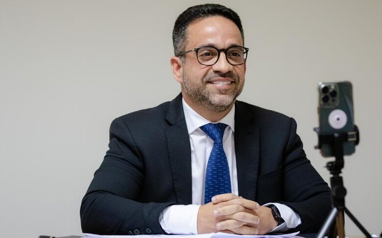 Paulo garante reajuste de 15% no piso dos professores e anuncia pagamentos de programas educacionais para fevereiro