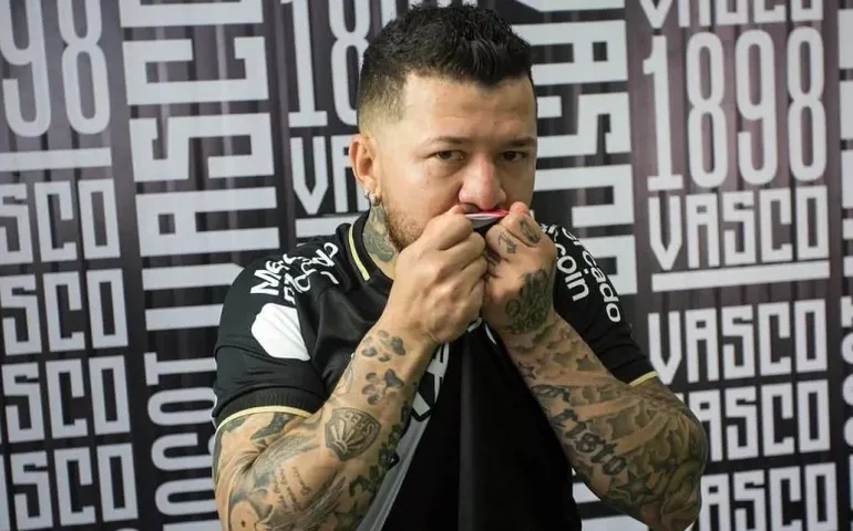 Vasco anuncia o retorno do atacante Rossi até o fim do Brasileirão