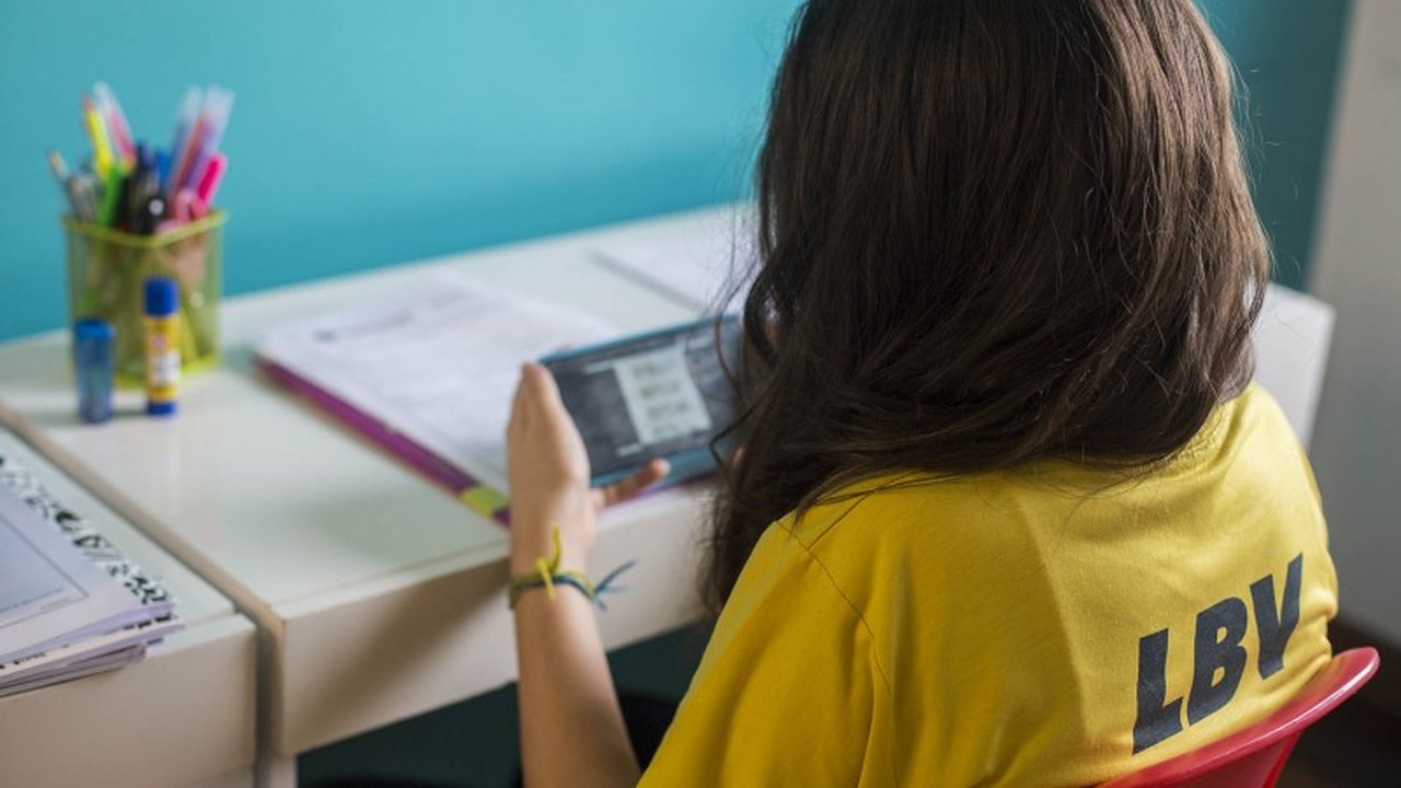 Quais lições a pandemia impôs à alunos e educadores no ensino à distância?