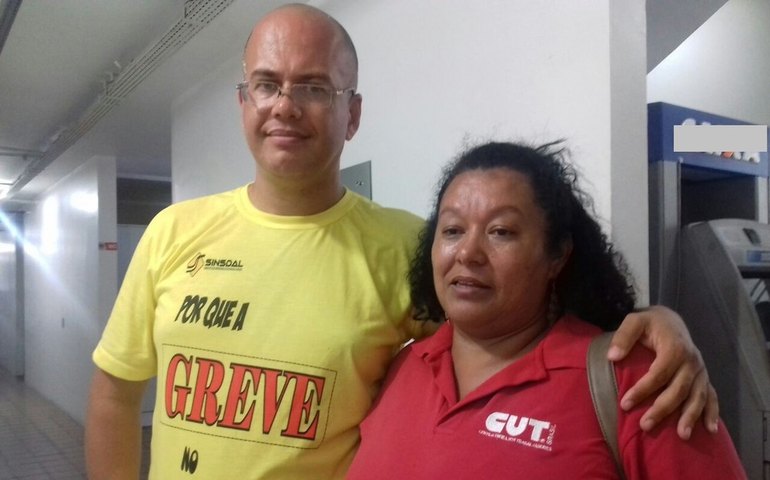 Sem acordo com o governo, servidores do Detran-AL mantêm serviços suspensos