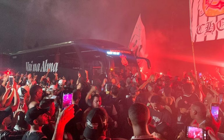 Corinthians encerra preparação para final e deixa CT com nova festa da torcida