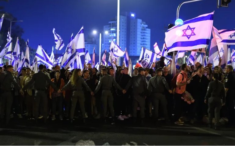 Milhares protestam em Israel após Netanyahu demitir ministro crítico à reforma judicial