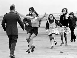 Sal Veder, fotógrafo da Associated Press vencedor do Prêmio Pulitzer, que capturou a icônica imagem 'Explosão de Alegria', morre aos 99 anos.