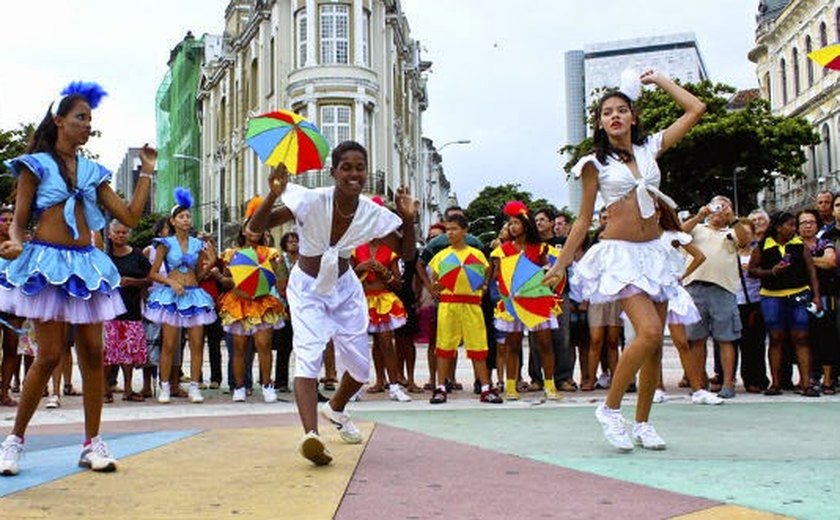 Cerca de 700 batuqueiros abrem o carnaval no Recife nesta sexta-feira