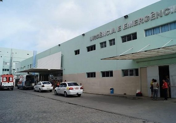 Estudante diagnosticada com meningite bacteriana recebe alta após 10 dias de internação em Maceió