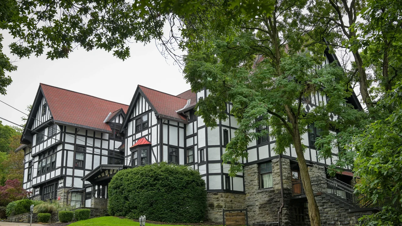 Promotoria reabre investigação sobre alegações de estupro coletivo em Cornell após acusadora entrar com ação judicial.