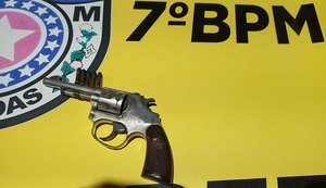 Suspeito estaria utilizando arma de fogo para ameaçar pessoas. Foto: Reprodução/Internet.