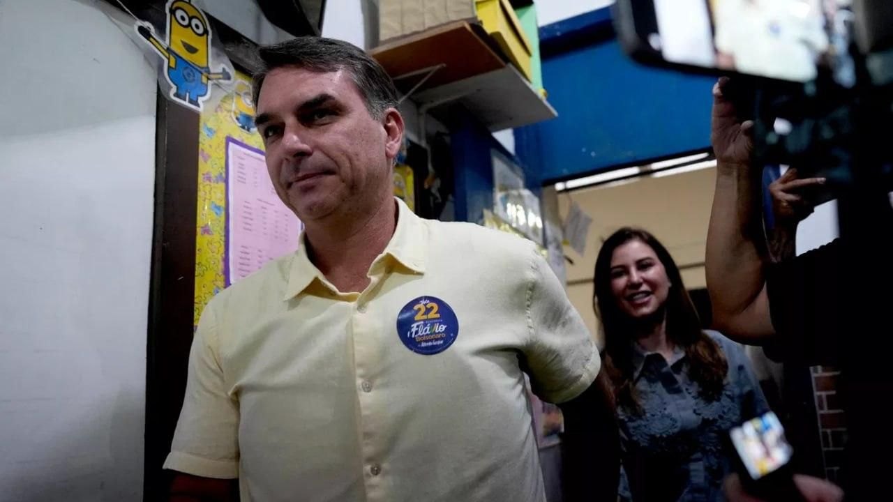 Mídia: EUA concederão vistos a Flávio Bolsonaro e família; senador deve dar coletiva nesta quarta