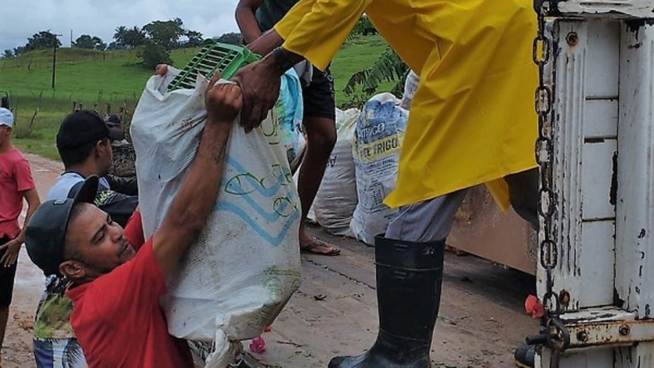 Moradores dos povoados Marizeiro e Catrapó recebem socorro da Prefeitura de Penedo