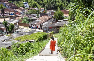 Moradores do Reginaldo ganham nova escadaria após décadas de espera