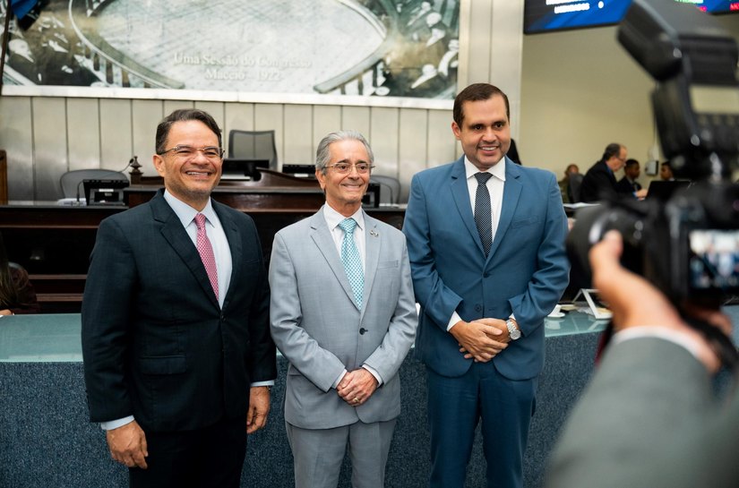 Governador em exercício vai à Assembleia Legislativa e ressalta maturidade dos poderes em Alagoas
