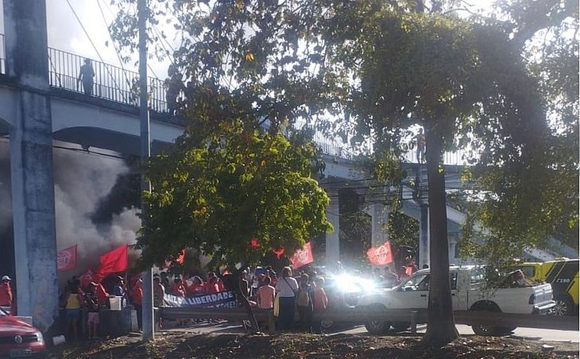 Manifestantes pedem mais segurança para mulheres após casos de violência em Alagoas