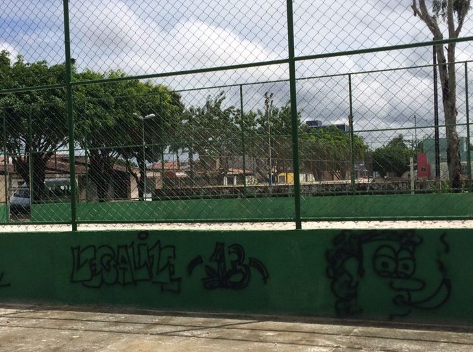 Vândalos degradam área de lazer antes de entrega à população
