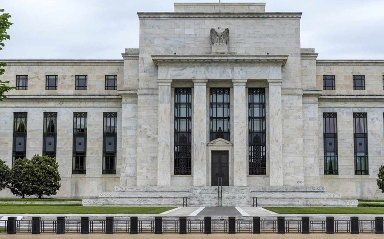 Sistema bancário segue resiliente, mas monitoramos aumento em inadimplência, diz Barr, do Fed