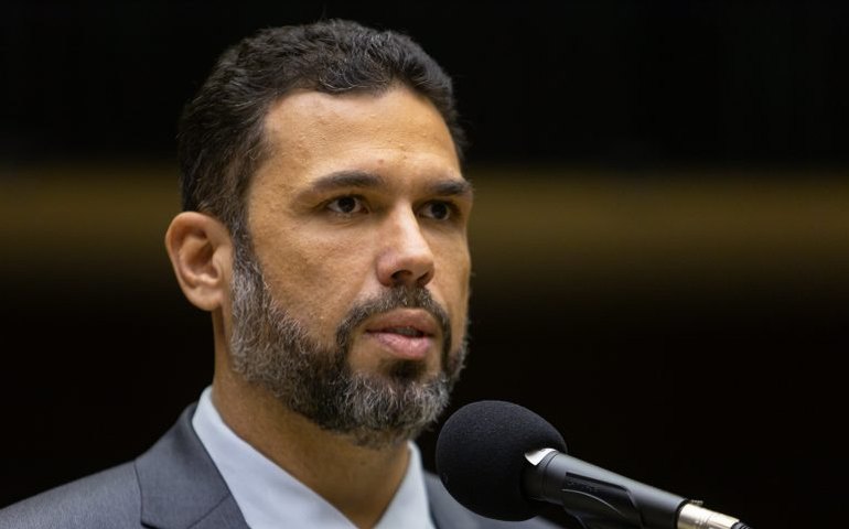 Projeto obriga escolas a capacitarem professores em primeiros socorros de saúde mental