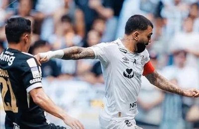 Com virada nos acréscimos e gol de bicicleta, Atlético-MG vence o Santos