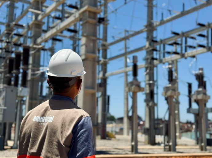 Dia do Eletricista: sonho realizado de pai inspira o filho a seguir a mesma profissão