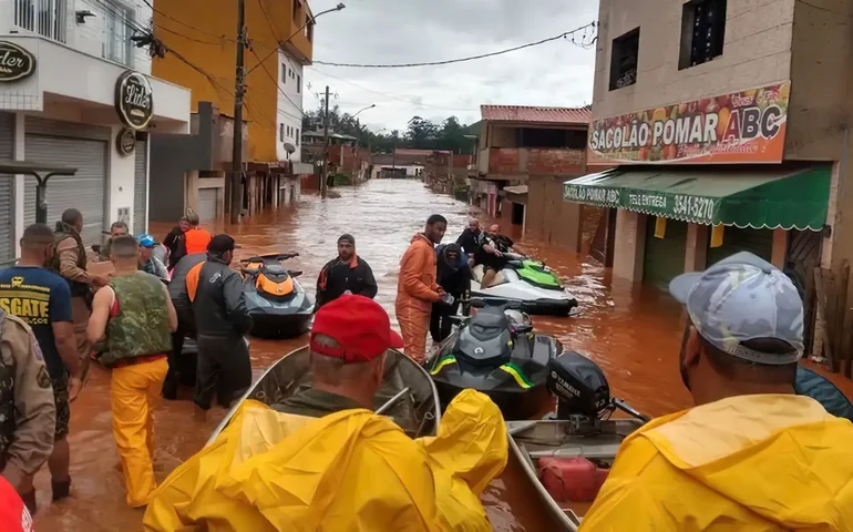 Fortes chuvas em Minas Gerais destroem 9 pontes em Dom Silvério