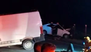 Ultrapassagem provoca colisão entre carro e van e mata radialista no retão de Atalaia