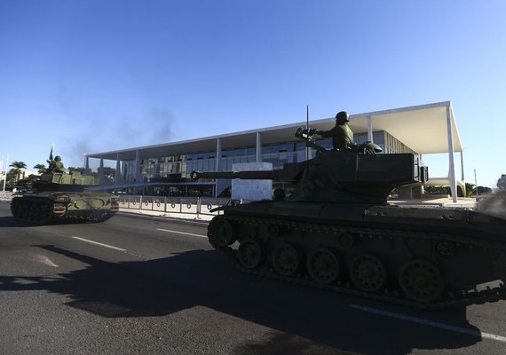 Ideia de superioridade militar dá margem a golpismo, diz pesquisadora