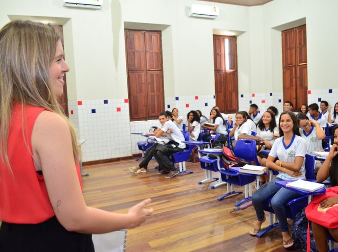 Deputada Cibele Moura faz indicação para que Estado forneça internet a professores durante pandemia