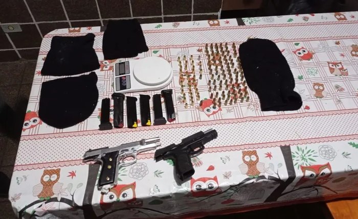 Parte do material apreendido pela polícia durante a operação