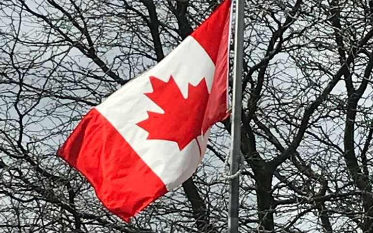 No Canadá, homem mata irmã, fere sete pessoas e morre em colisão com viatura