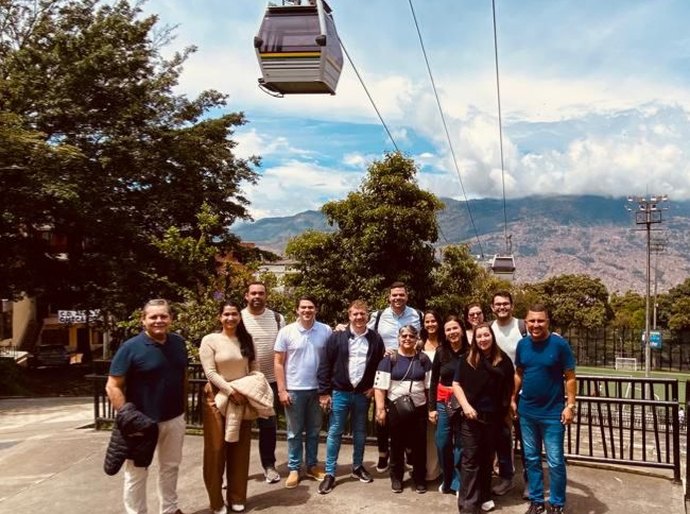 Vereadores visitam Medellín para conhecer soluções que transformaram a cidade