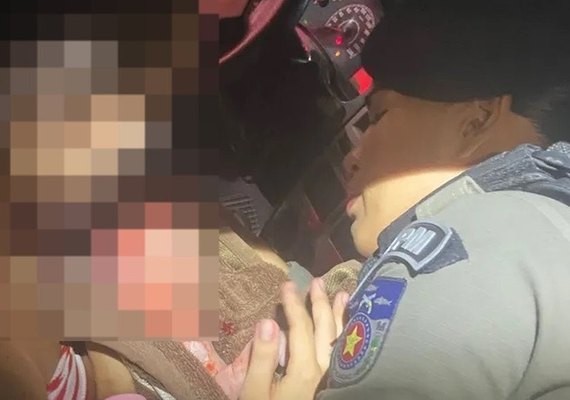 Mulher dá à luz com ajuda de policiais militares em posto de combustíveis de Maceió