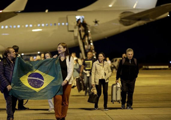 Repatriados manifestam alívio ao pisar em solo brasileiro