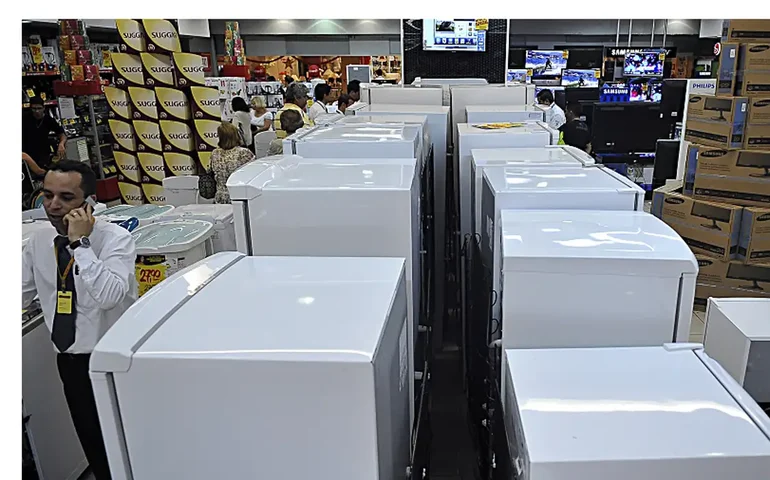 Vendas no comércio caem 0,4% de outubro para novembro, diz IBGE