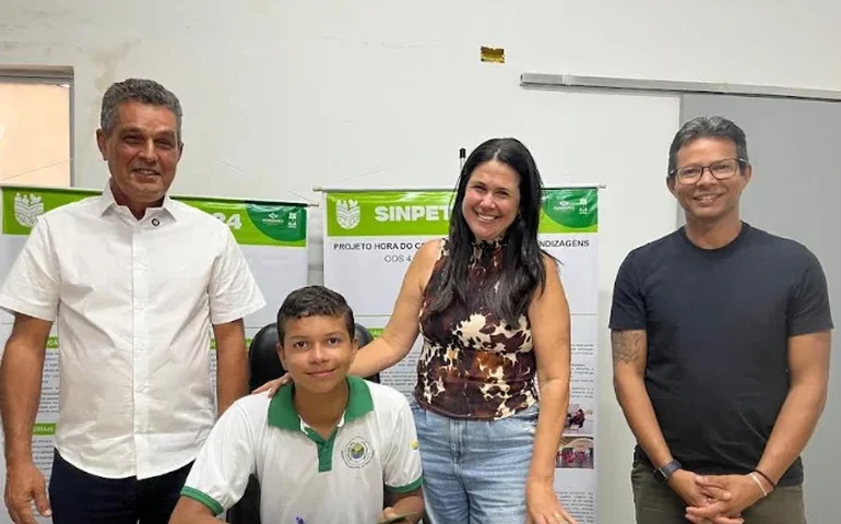 SINPETE: prefeito de Branquinha parabeniza estudantes autores que lançaram livros na Bienal