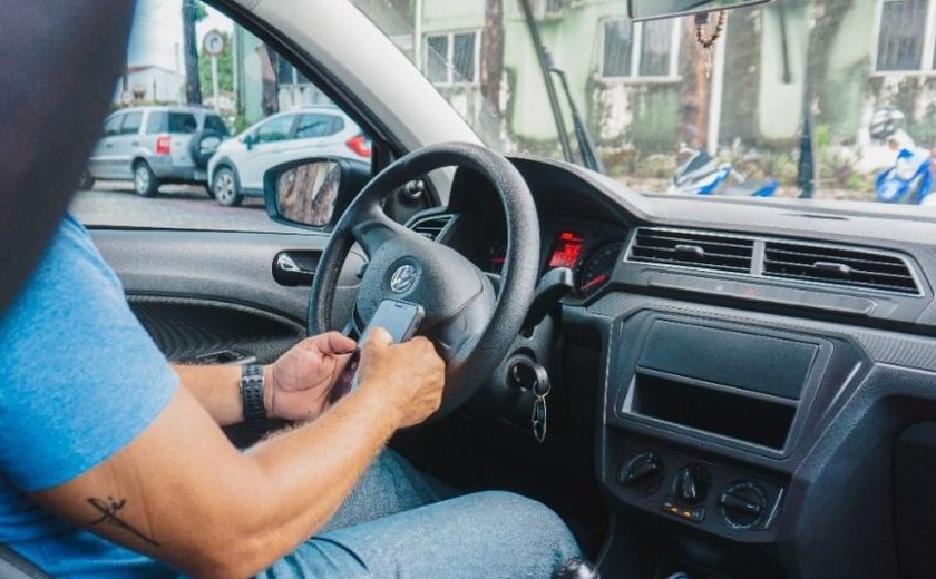 Dúvidas de taxistas sobre sistema remunerado por aplicativo fazem SMTT suspender cadastramento