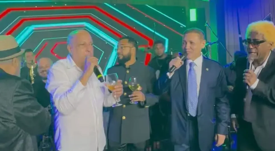 Kassio Nunes subiu ao palco e cantou com Jorge Aragão, Dudu Nobre e Ivo Meireles