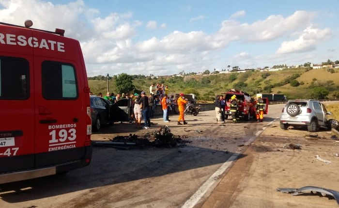 Carros bateram de frente e os motoristas dos veículos morreram no local