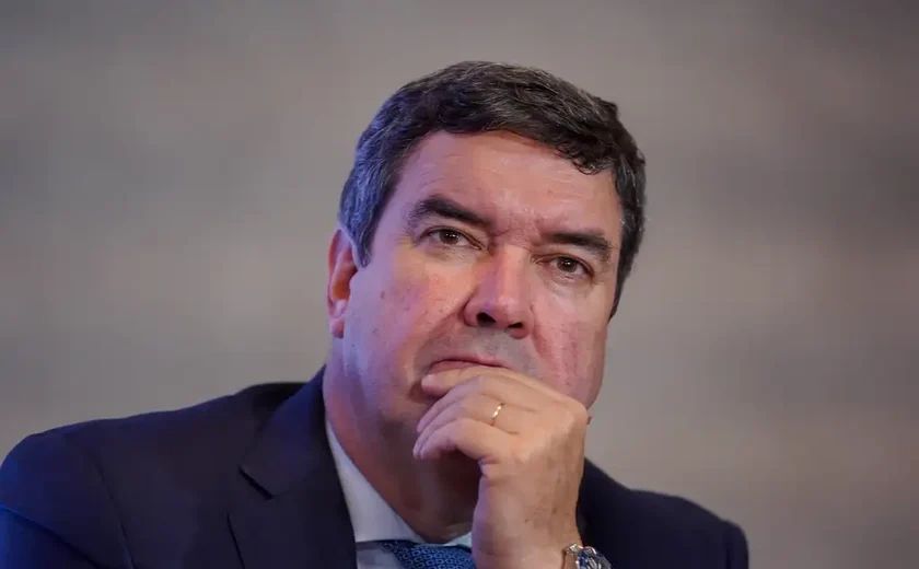 Último governador do PSDB, Eduardo Riedel, do MS, assina filiação ao PP