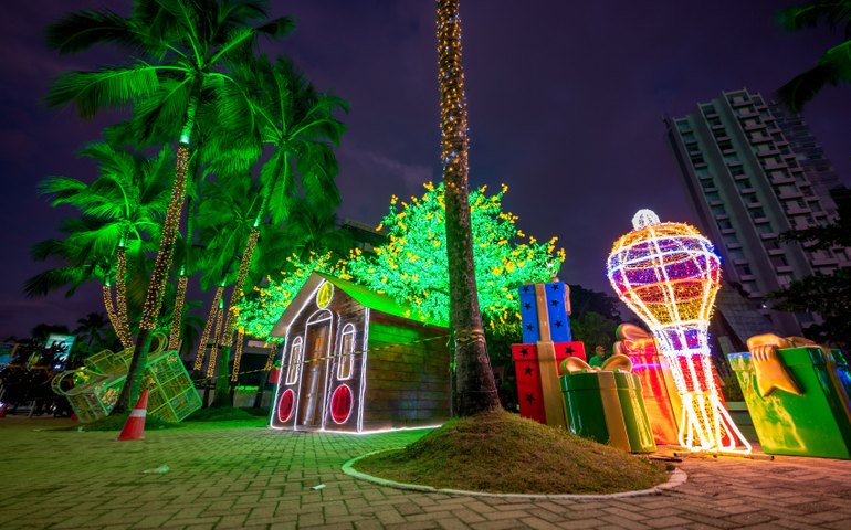 Educação leva alunos da Ejai para visitar decoração natalina na orla de Maceió