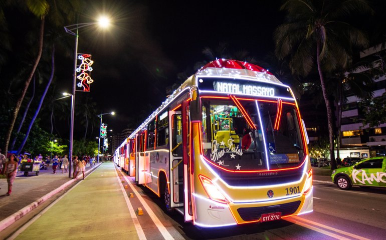 Maceioenses e turistas terão ônibus de graça para conhecer iluminação de Natal na orla marítima